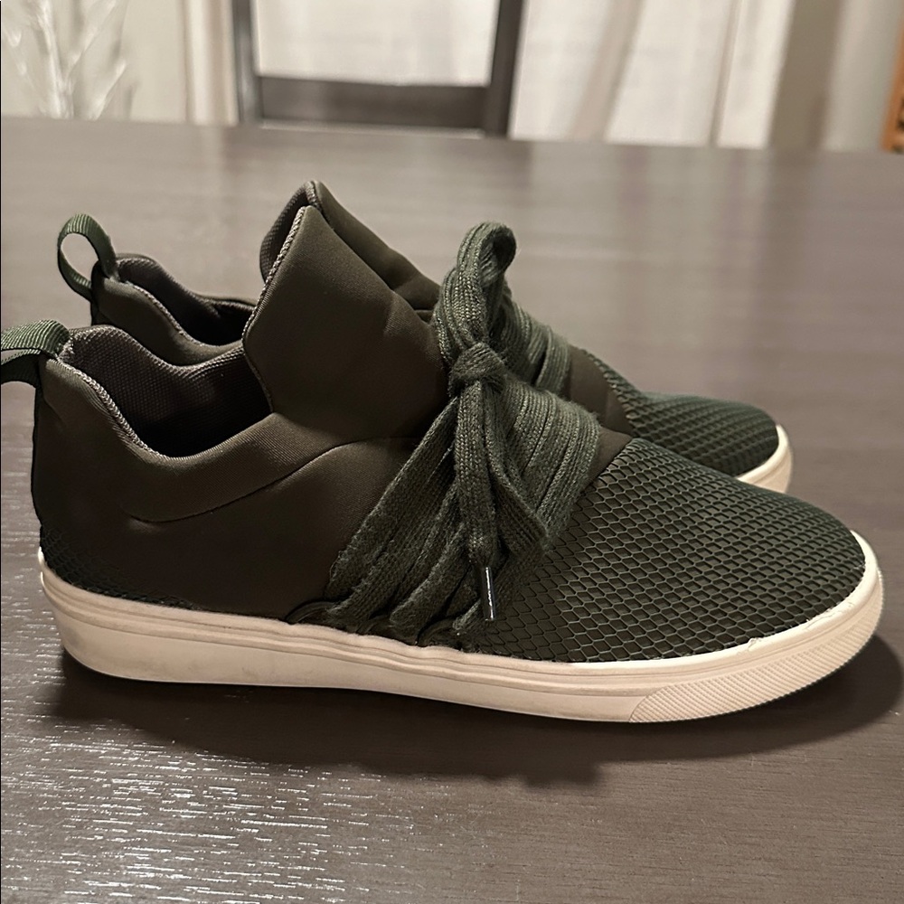 Steve Madden lancer sneakers. Slip on with laces. Size woman’s 7.5. - Picture 5 of 7